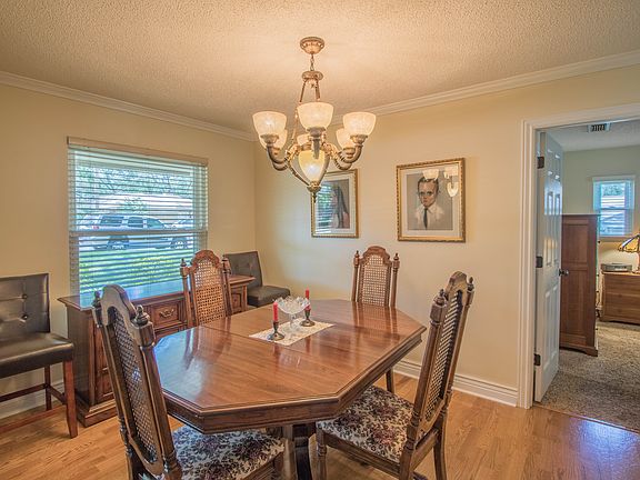 5th image of 207 Stevenage Dr