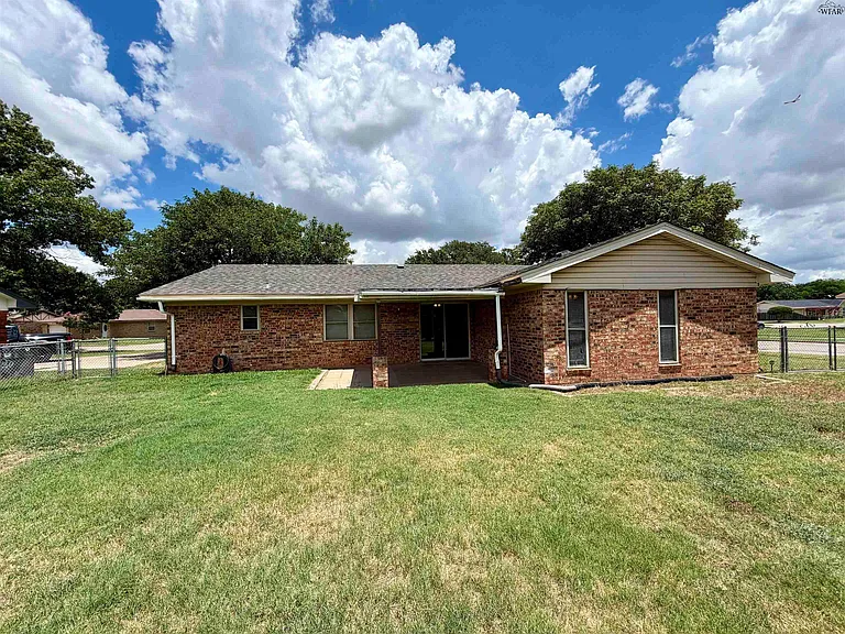 5201 Tower Dr — Photo 15