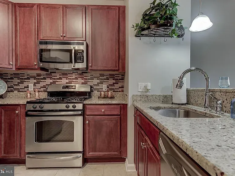 3 bed, 1318 sqft, $3,150 — Photo 3
