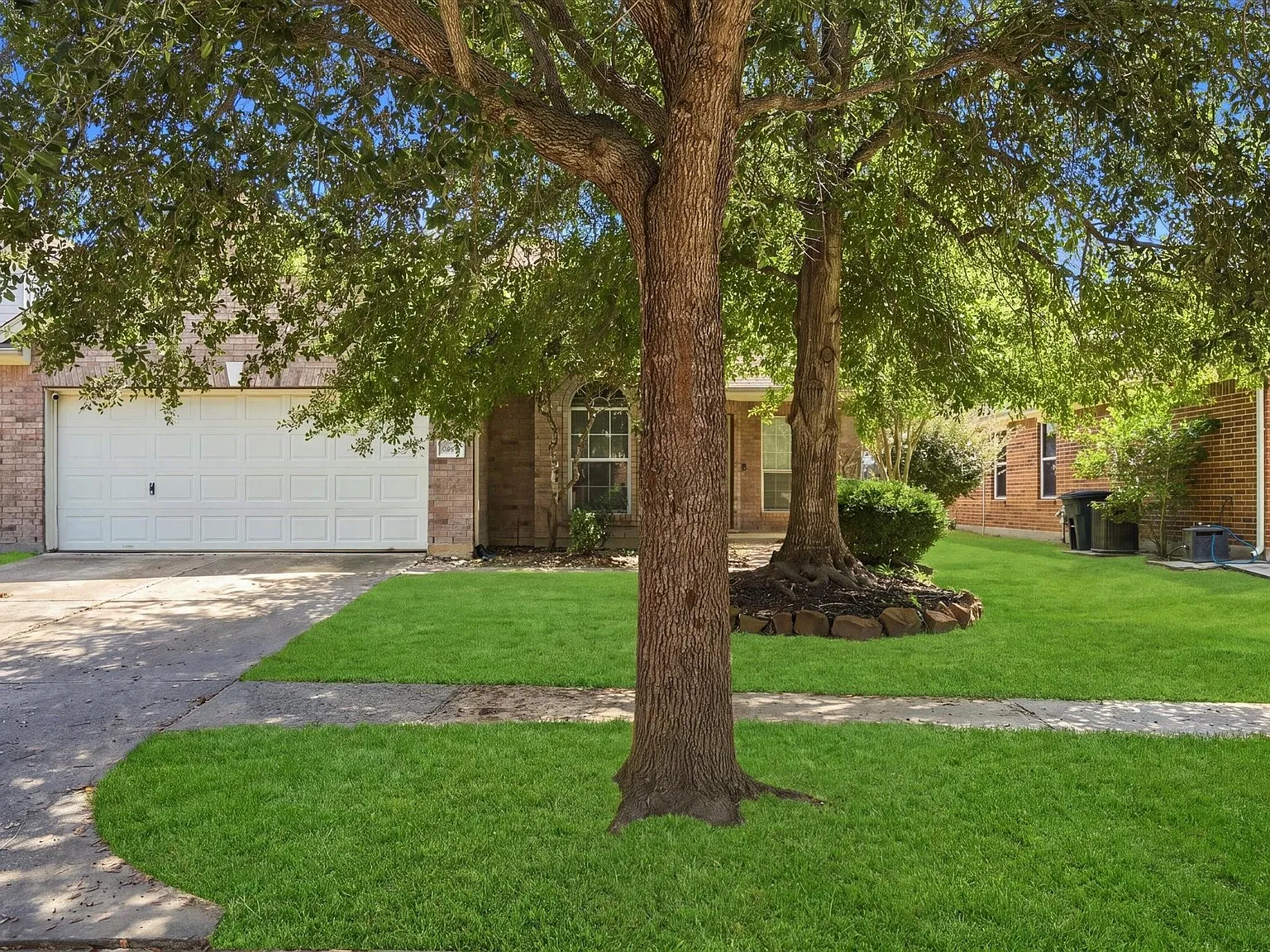 3 bed, 2.0 bath, 1639 sqft, $2,000 — Photo 4