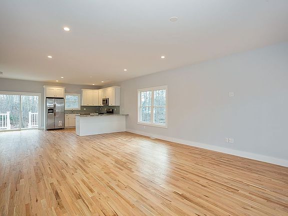 4th image of 187 Hallock St