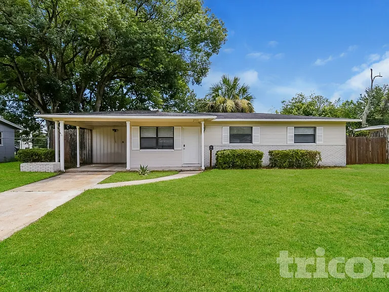 2703 Arlex Dr E — Photo 2