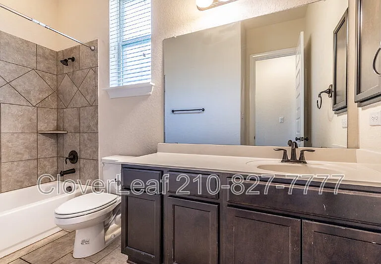 908 Sussex Cv — Photo 32