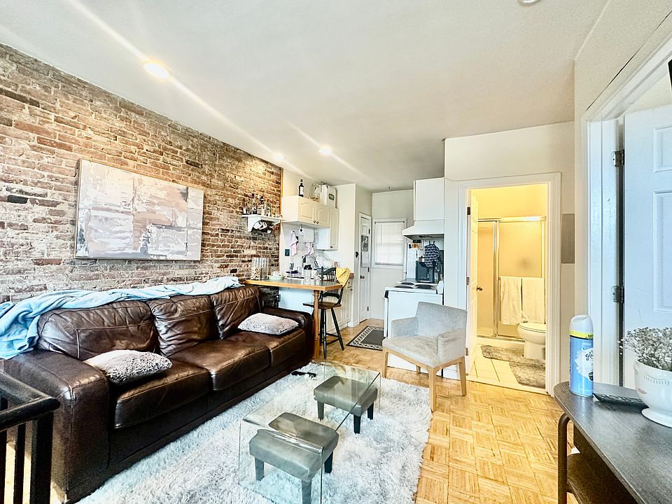 1st image of 472 Commercial St #1