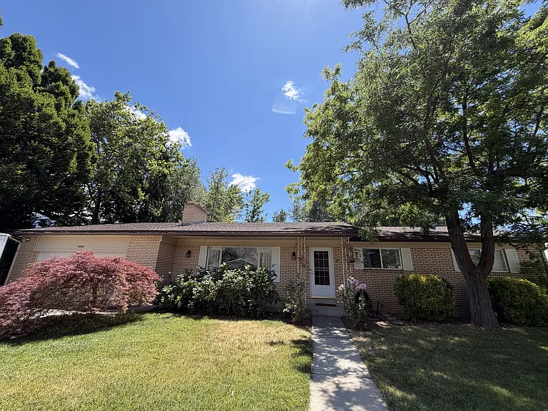2480 Eastbourne Dr — Photo 4
