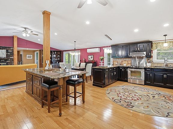 5th image of 52 Washington St
