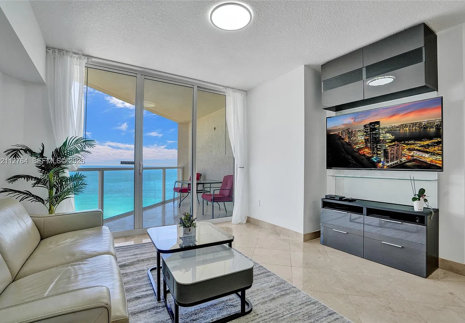 La Perla Condo — Photo 1