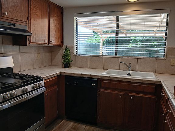 2nd image of 1927 Scarborough Dr