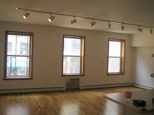 Rented by Manhattan Property Group | media 17