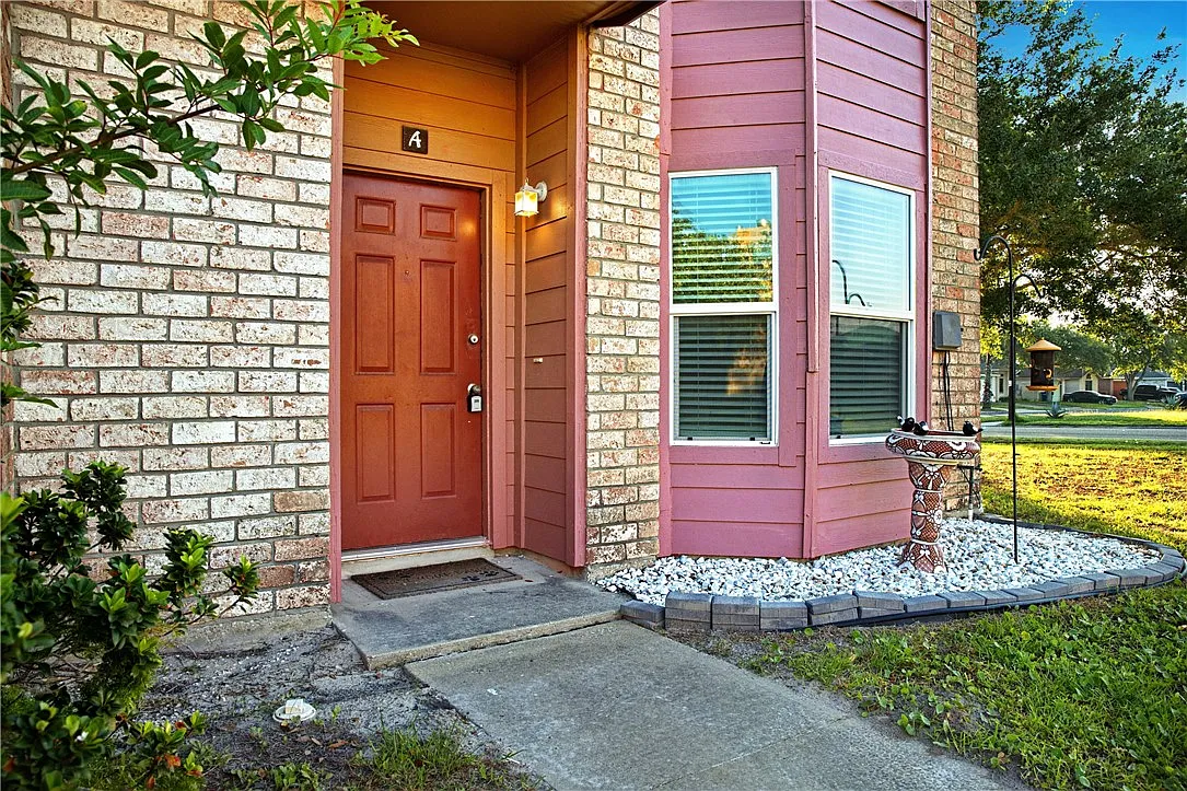 2 bed, 2.5 bath, 1219 sqft, $1,600 — Photo 1