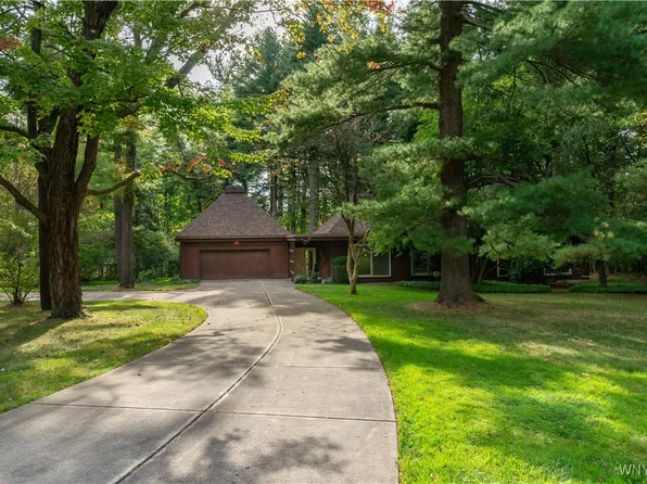 5 Lennys Ln, Orchard Park, NY 14127