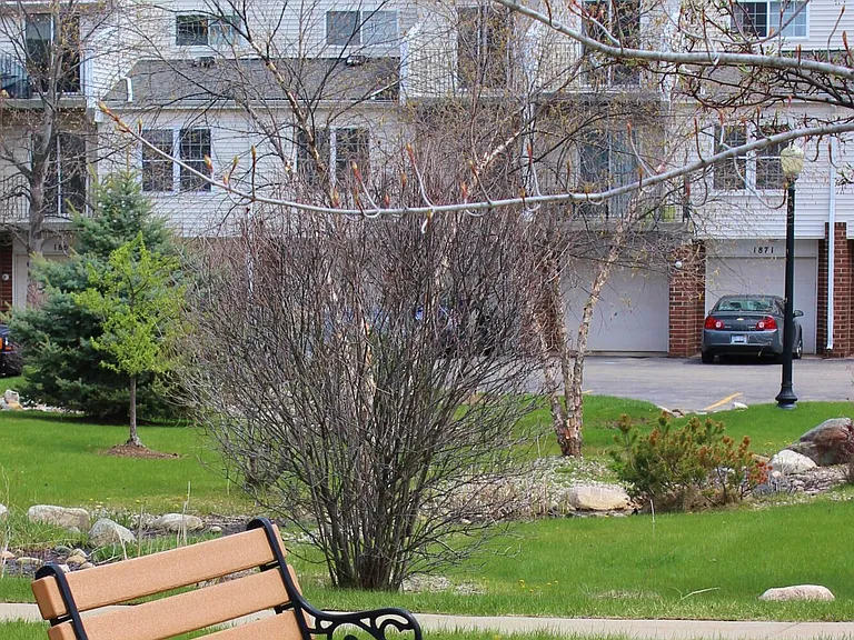 1924 Lindsay Ln — Photo 4