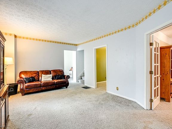 4th image of 416 School Ave