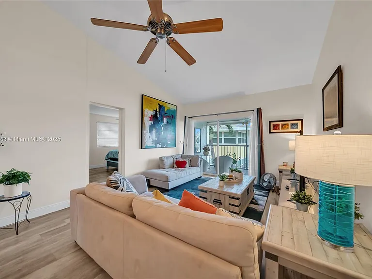 4613 SE 5th Ave #210 — Photo 9