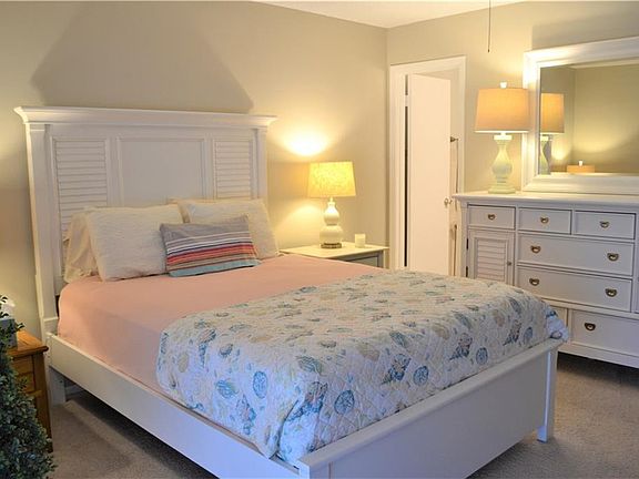 5th image of 49 Woodland Dr APT 207