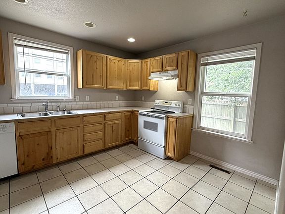 5th image of 321 W Myrtle St
