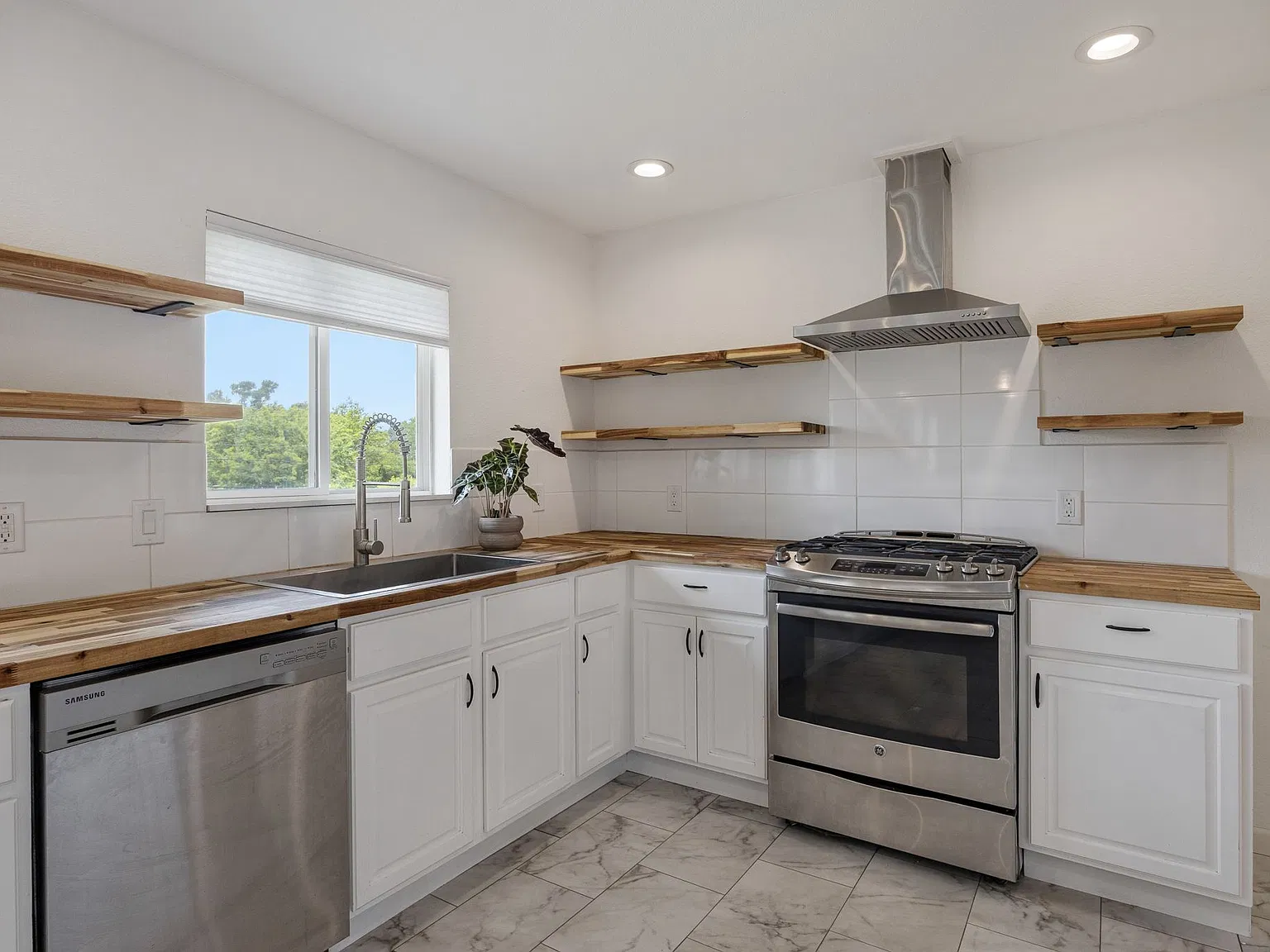4 bed, 2.0 bath, 2113 sqft, $2,495 — Photo 4