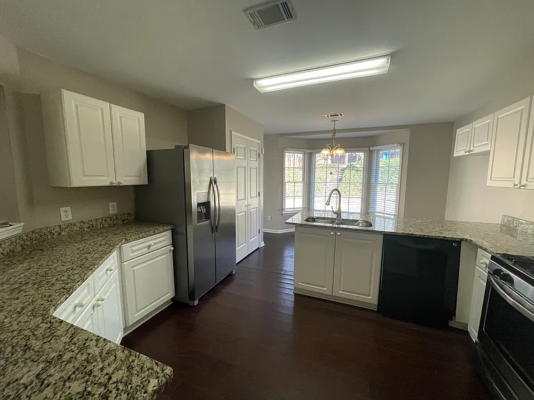 588 Parliament St — Photo 14