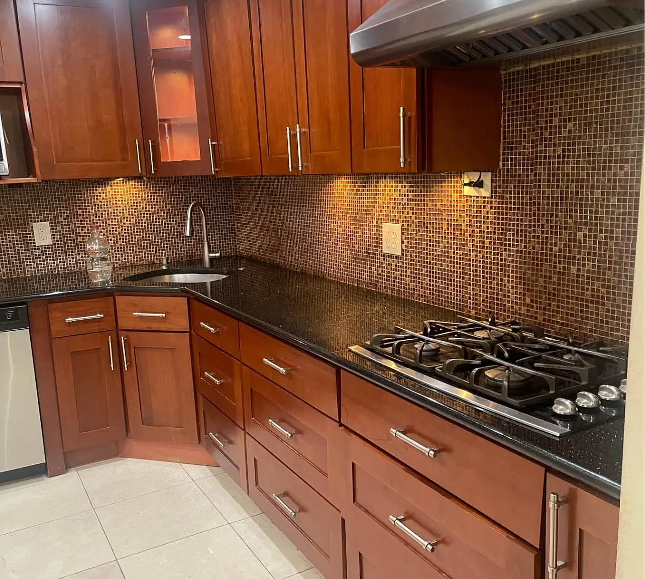 2 bed, 896 sqft, $2,300 — Photo 2