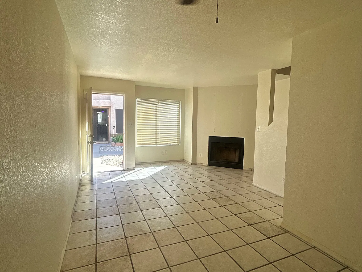 2 bed, 1000 sqft, $1,350 — Photo 2