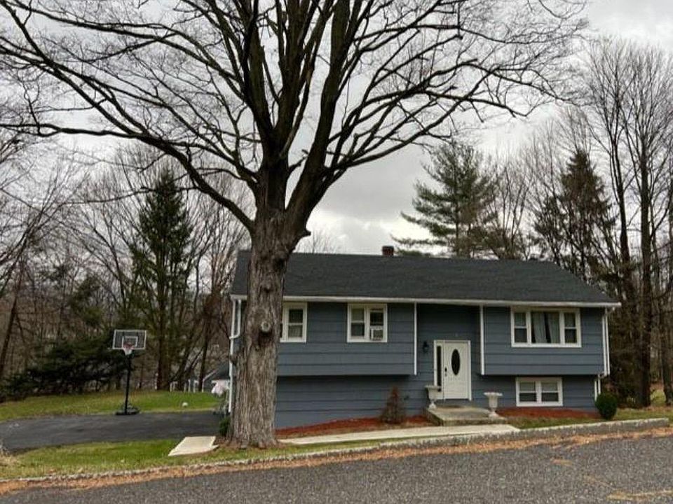 1st image of 8 Hoffman Dr
