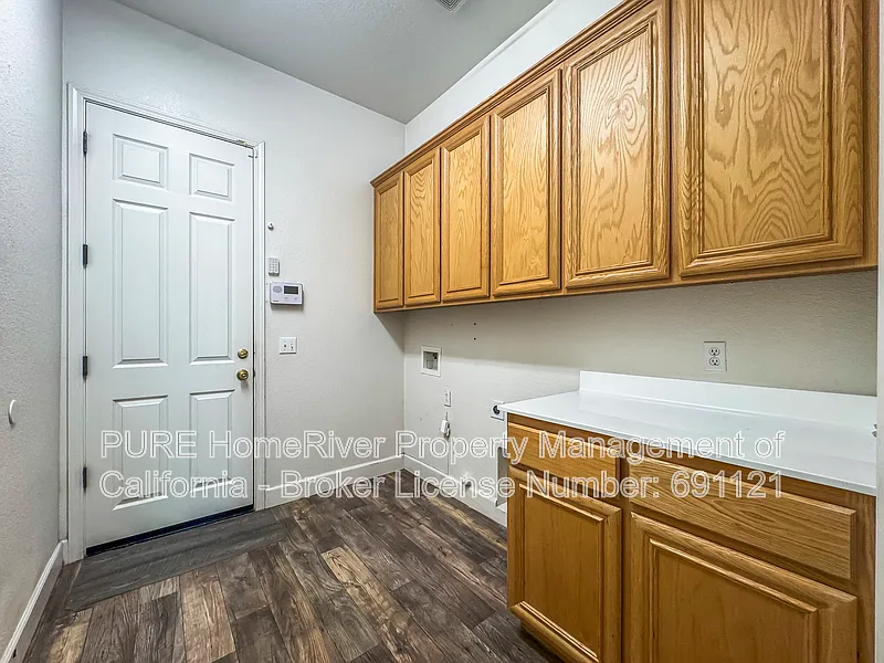 3 bed, 2.0 bath, 1911 sqft, $2,795 — Photo 2