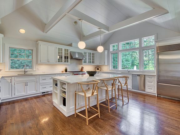 2nd image of 47 Wooded Oak Ln