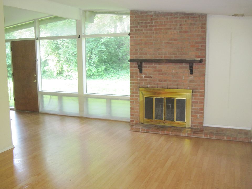 1st image of 355 Holiday Hill Dr
