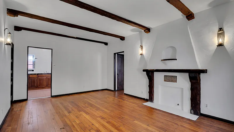 Building Photo - 2270 N Beachwood Dr #2