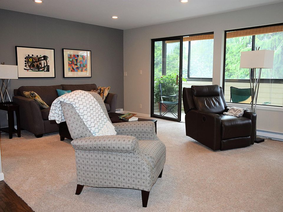 Roomy living room w. access to the enclosed balcony
