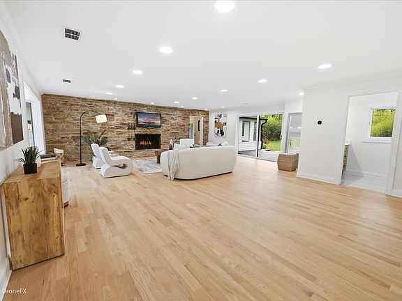 4th image of 1920 Thornwood Ln