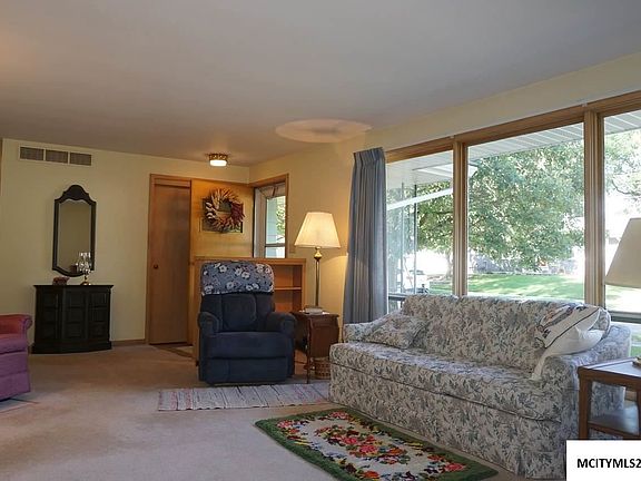 3rd image of 313 S Hampshire Pl