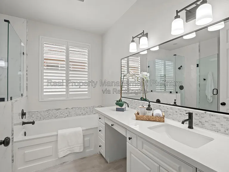 1970 N Langley Ave — Photo 5