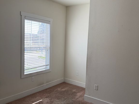 4th image of 685 SW Sagebrush Dr #205