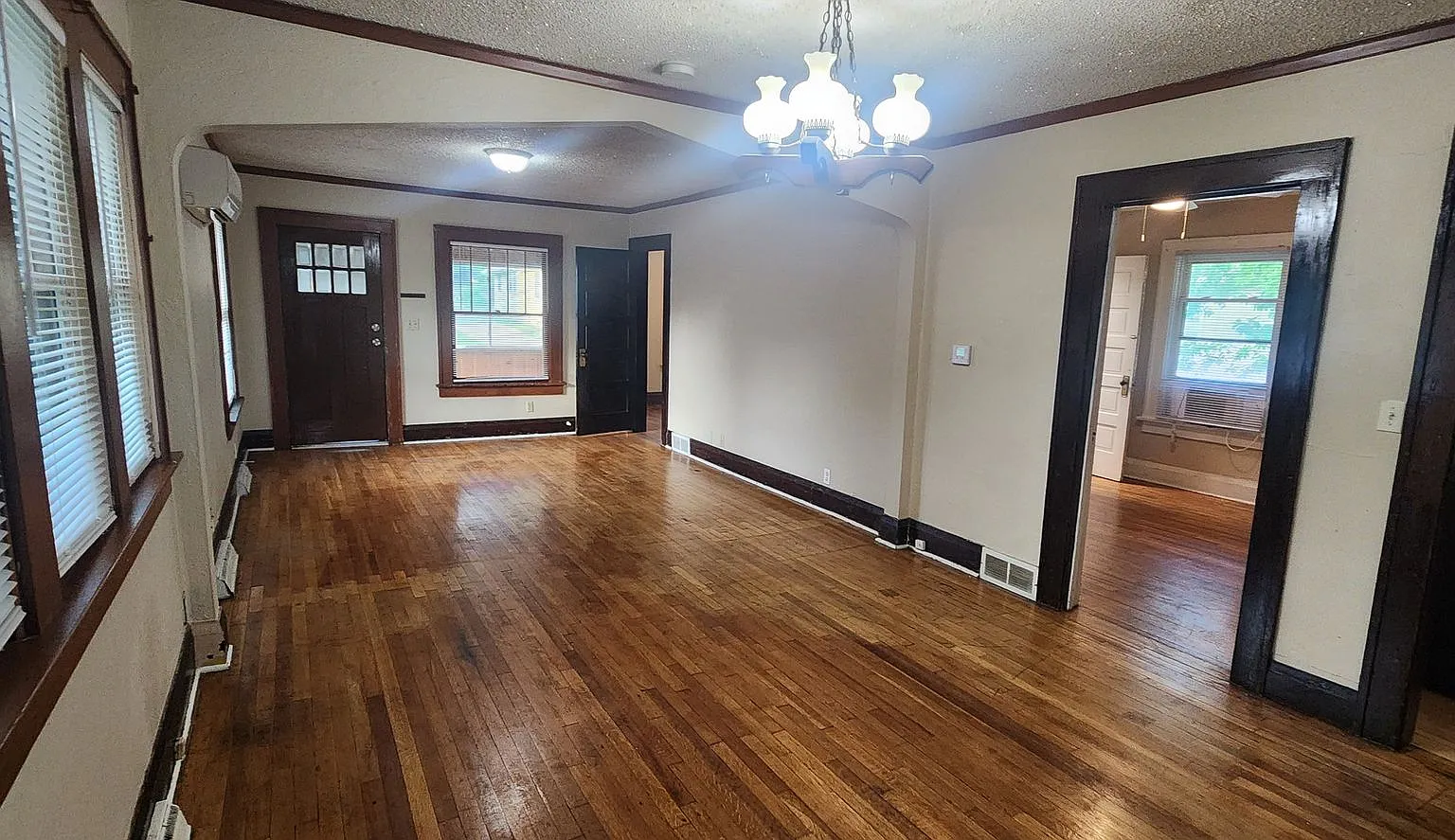 Fully fenced yard with stainless steel appliances including gas stove! — Photo 2