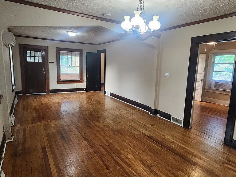 1711 Washington Ave — Photo 2