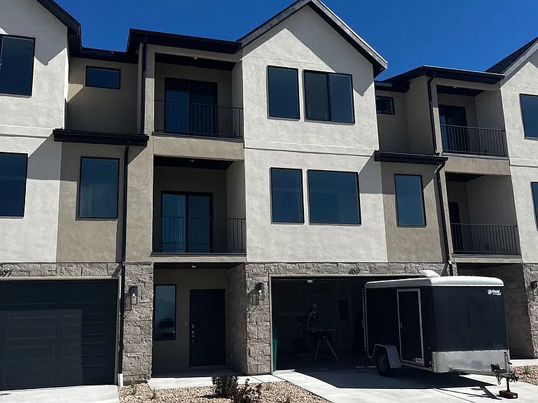 403 E Levengrove Dr — Photo 1