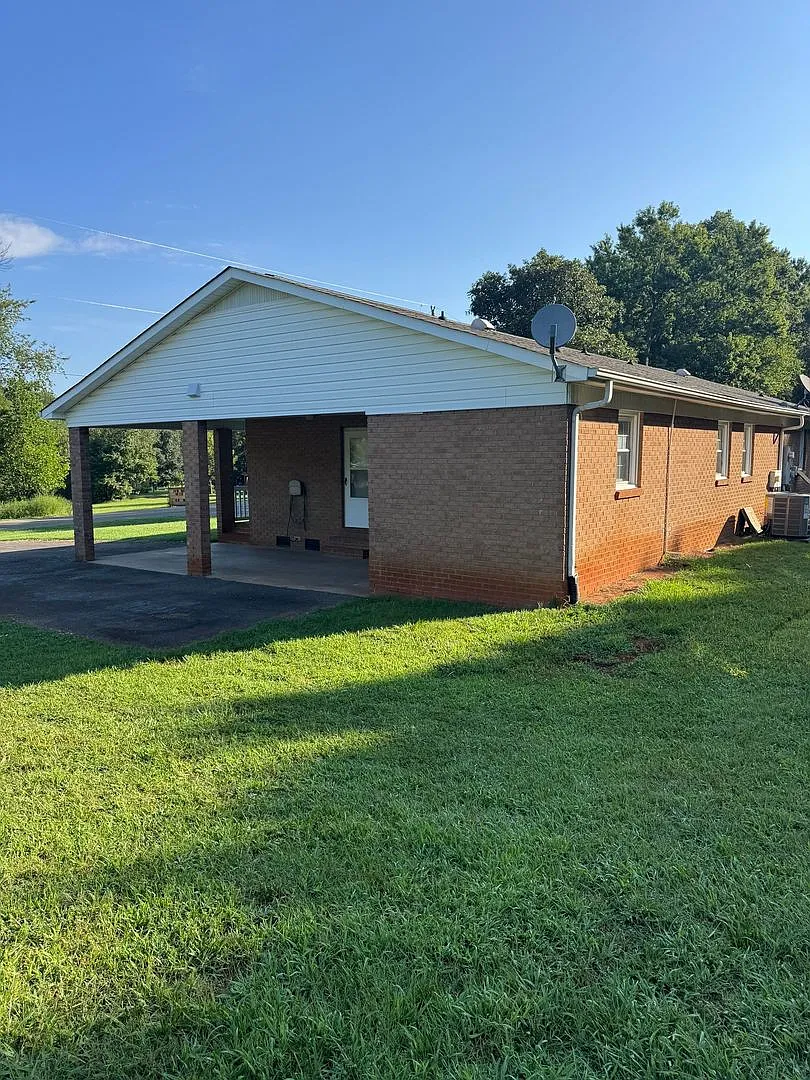 Stylish 2 Bed / 2 Bath OneLevel Living with Large Yard & Carport — Photo 3