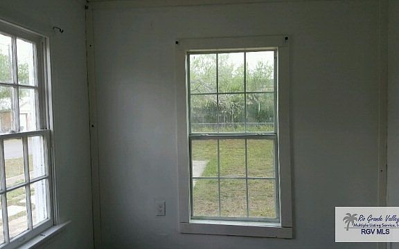 3rd image of 690 N Bonham St