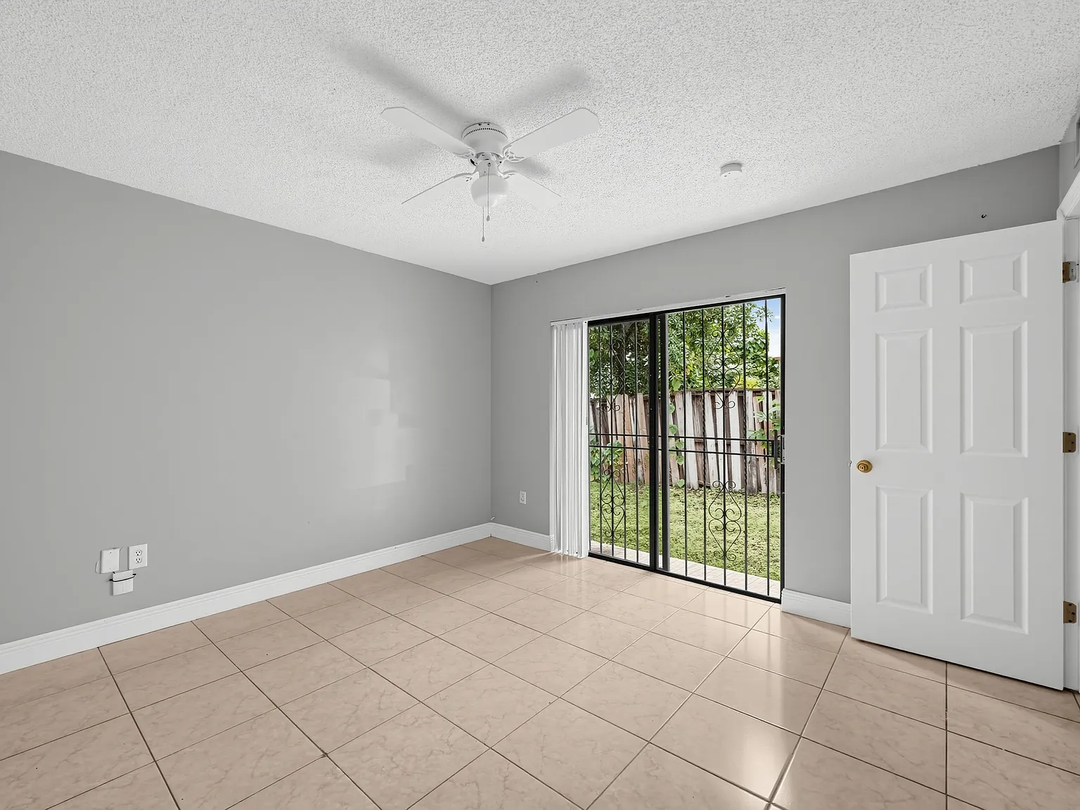 4552 NW 185th St — Photo 3