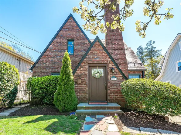 100 Highland Avenue, Port Washington, NY 11050