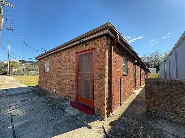 2 bed, 1.0 bath, 405 sqft, $1,300 — Photo 2