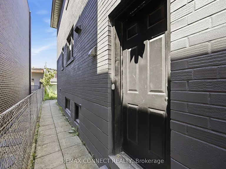 50 Palmerston Ave #LOWER — Photo 22