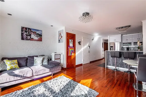 Sold by Remax Edge | media 4