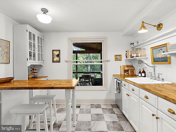 3rd image of 285 Laguna Cir