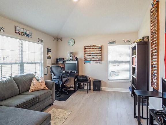 4th image of 2413 SW Savage Boulevard