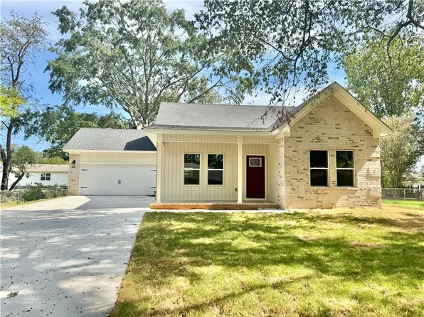 1102 N 8th St, Dardanelle, AR 72834