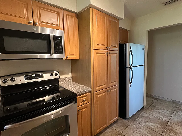 2738 NE 30th Pl #6 — Photo 6
