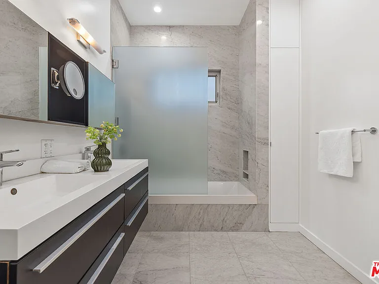 613 Westmount Dr — Photo 18
