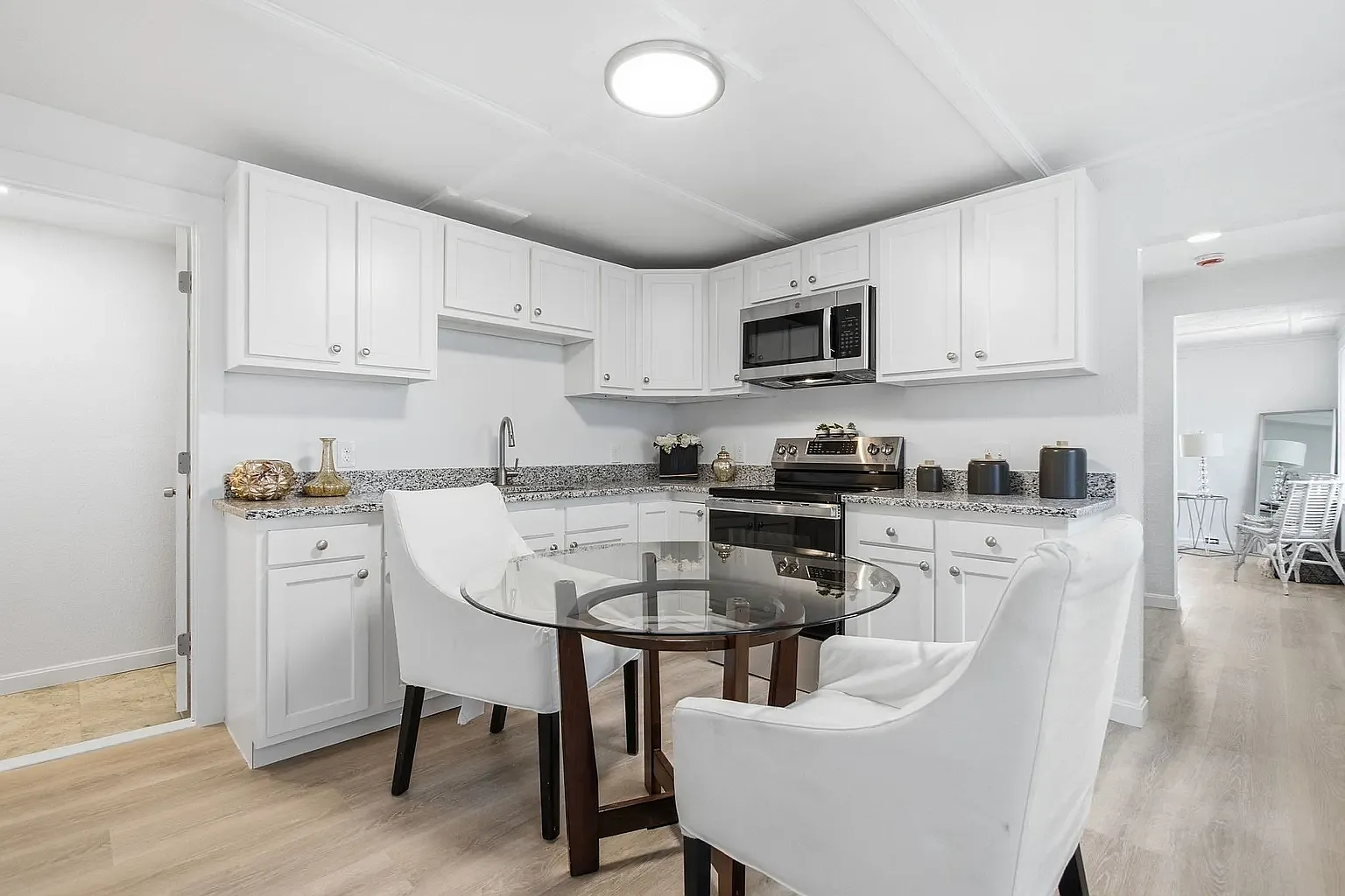 2 bed, 850 sqft, $2,600 — Photo 2